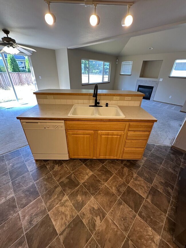 Building Photo - 3 Bedroom 2 Bath Home 2 Car Garage