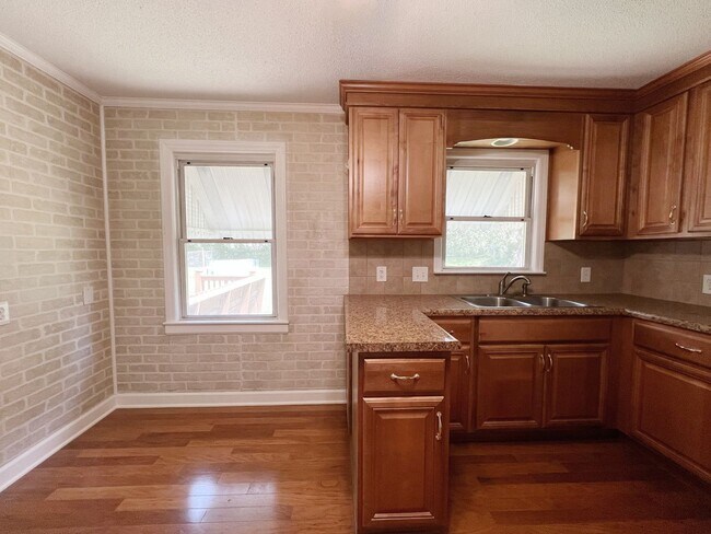 Building Photo - SEE IT NOW: Cozy 2-Bed, 1-Bath Ranch in Qu...
