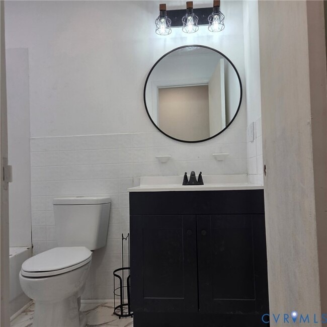 Building Photo - 8011 Kenmore Dr