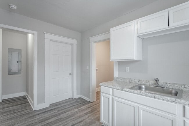 Building Photo - 1709 S Lyerly St