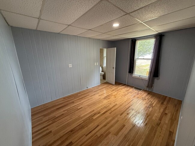 Building Photo - 2 bed room townhome (900$)