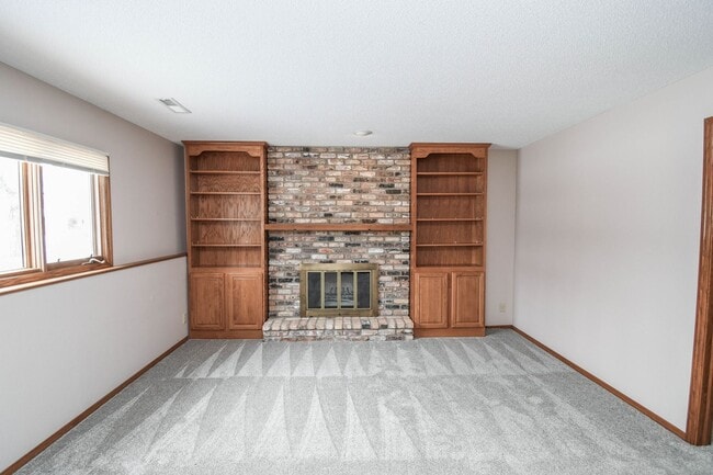Building Photo - Spacious 5-Bedroom Split-Level in Southwest Sioux Falls with 4-Season Room & Fenced Yard!