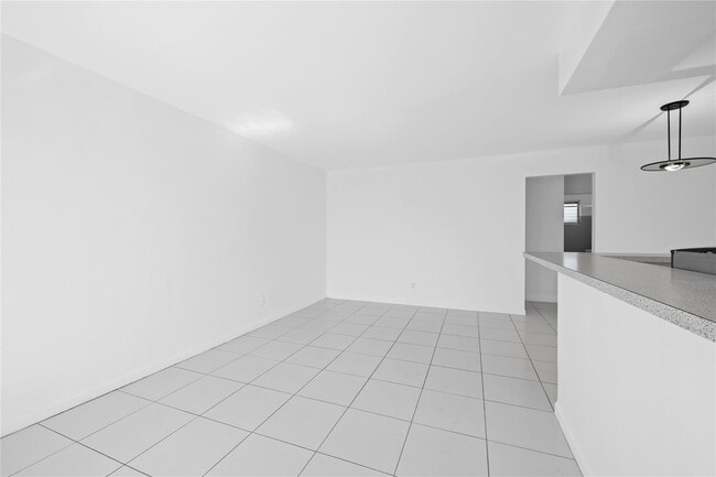 Building Photo - 2700 NE 135th St