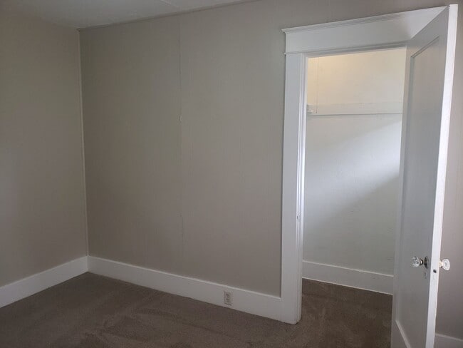 Building Photo - 1032 NE Madrona St