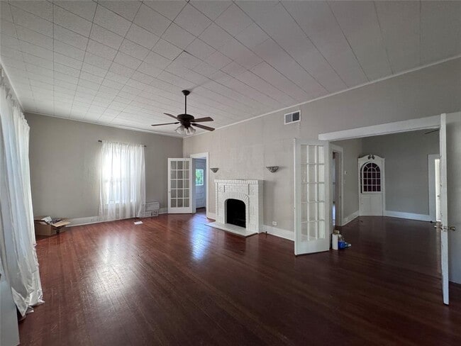 Building Photo - 410 Burleson St