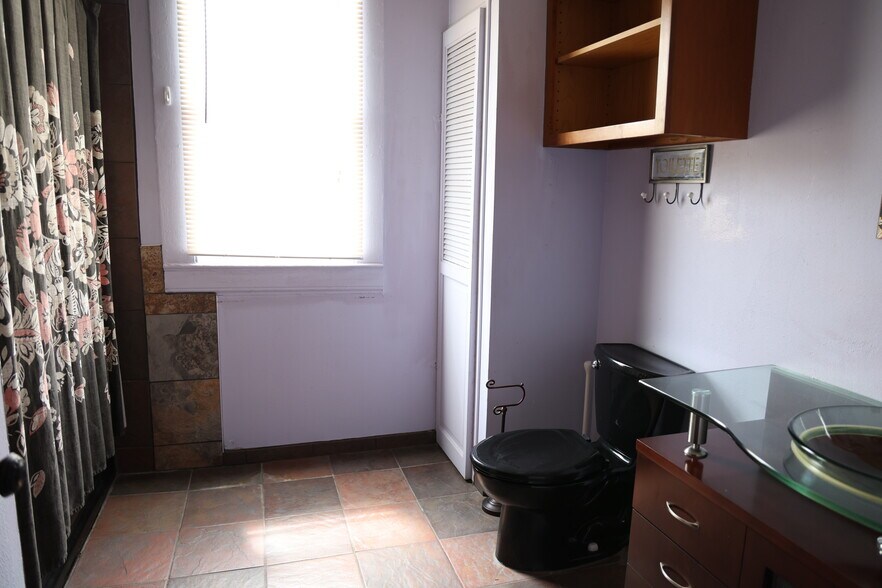 Building Photo - 405 W Drew St