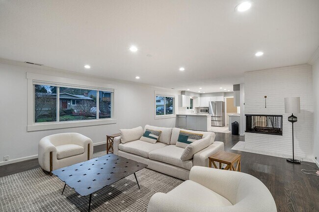 Primary Photo - 450 SW Frenwood Way