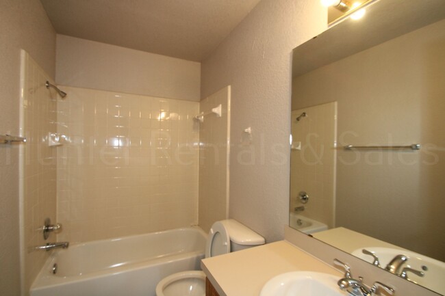 Building Photo - Amazing Three-Bedroom Townhome!