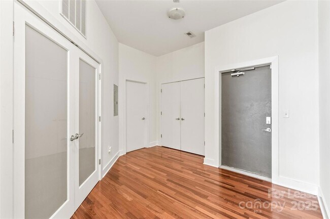 Building Photo - 931 Westmere Ave