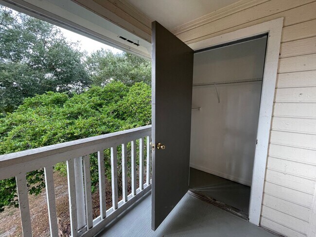 Building Photo - 2br/2ba Tradewinds Condo with Black Applia...