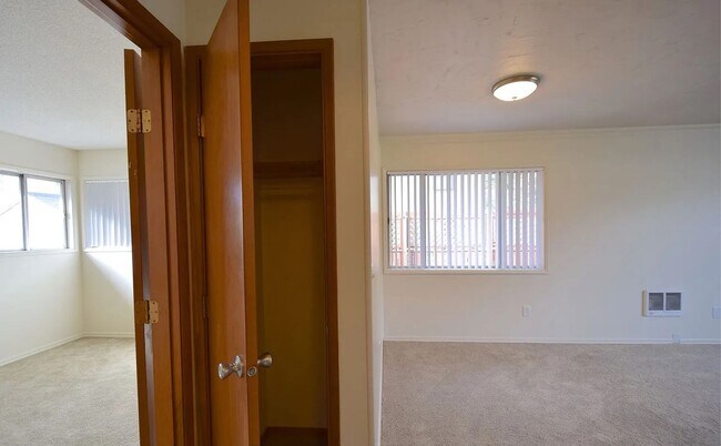 Building Photo - Charming and clean 1 bed/1 bath in nice close-in Northeast Portland Neighborhood!