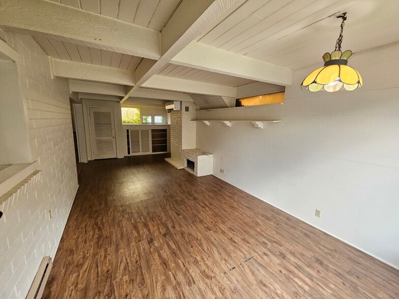 Building Photo - 2752 University Ave