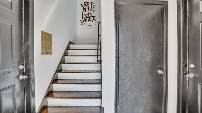 Building Photo - Beautifully renovated Move-in Ready 2bed 1...
