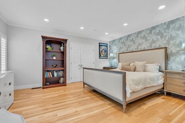 Building Photo - 326 N Doheny Dr