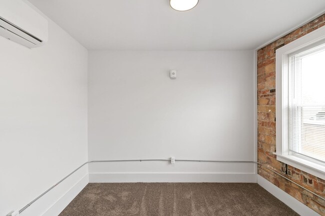 Building Photo - 1 Bedroom 1 Bath Unit Available