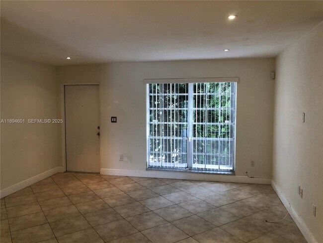 Building Photo - 10824 N Kendall Dr