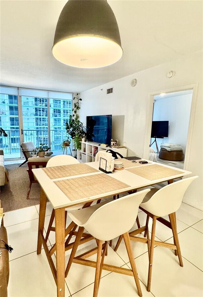 Building Photo - 1750 N Bayshore Dr