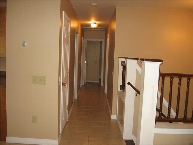 Building Photo - 6 Hide-A-Way