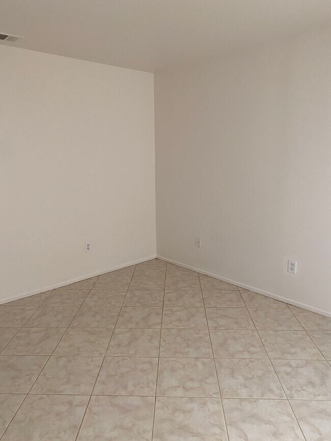 Building Photo - 4 BEDROOM ADELANTO HOME
