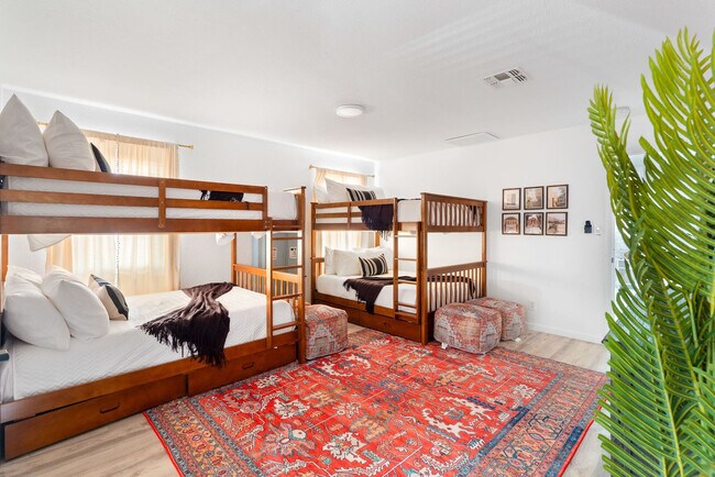 Building Photo - 6235 E Thunderbird Rd