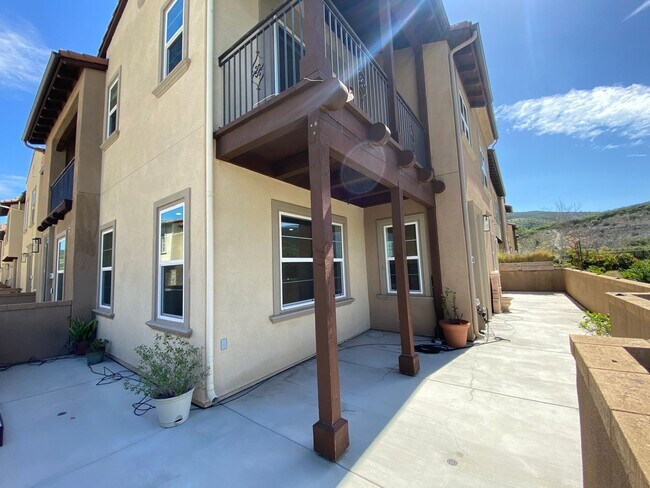 Building Photo - 3 bedroom 2.5 home with Canyon view in San Marcos!