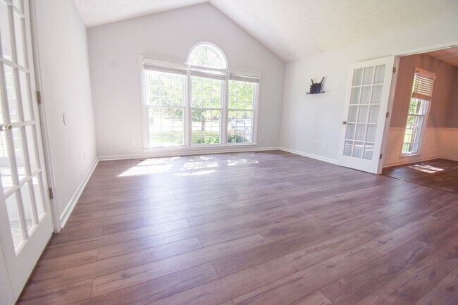 Building Photo - 3 Bedroom 2.5 Bathroom with a Bonus: Small...