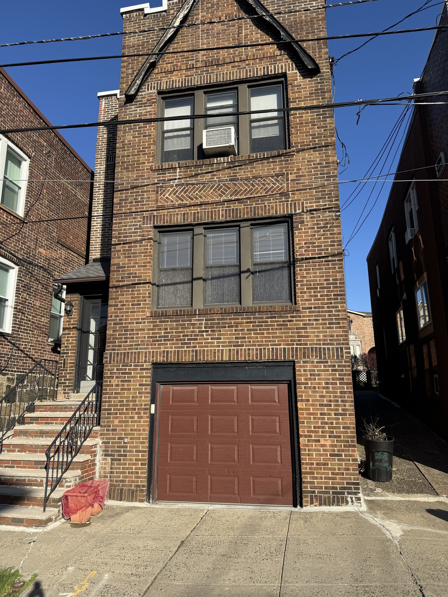 Building Photo - 168 Cedar St