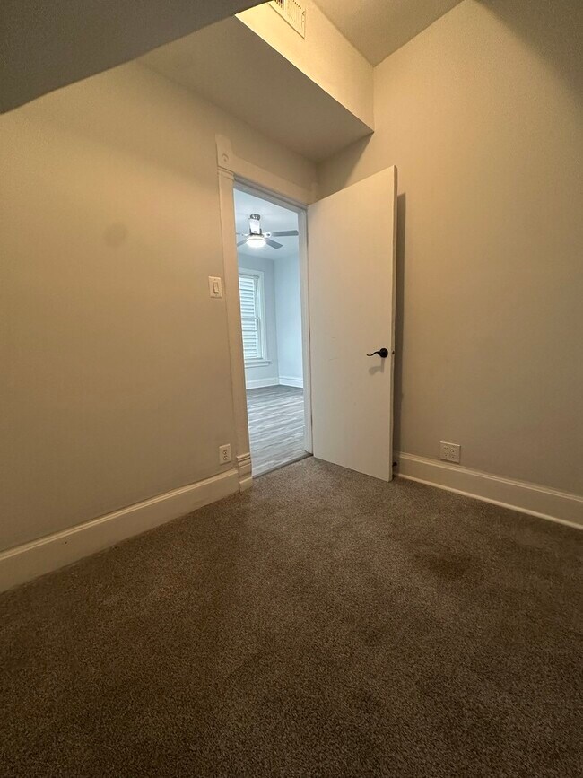 Building Photo - 3625 W Shakespeare Ave