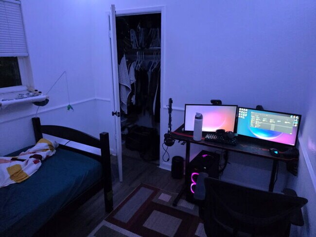 Building Photo - 3 bed 1 bath Duplex with garage and privat...