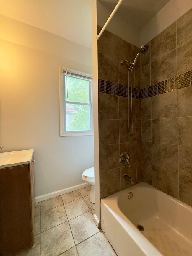 Building Photo - Charming 4 Bedroom/2 Bathroom in Asbury Av...