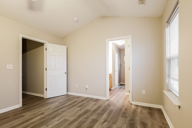 Building Photo - 9446 Dewey Dr