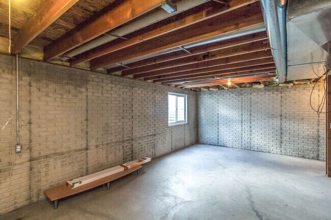 Building Photo - FANTASTIC LOCATION!! 3 Bed, 2.5 Bath Home in Waukee
