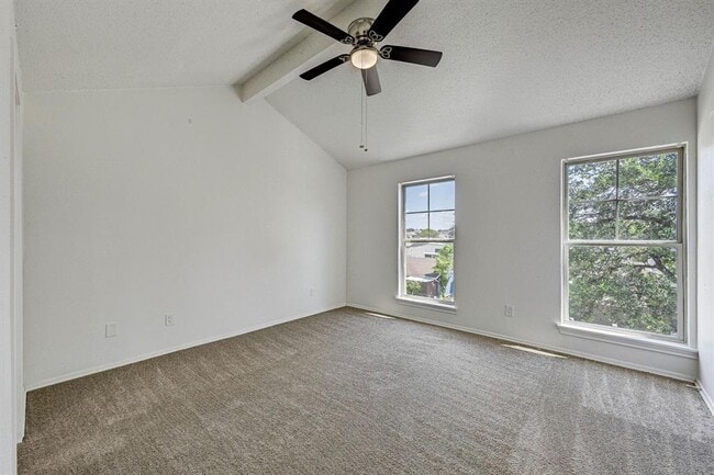 Building Photo - 2022 Lakewood Ct