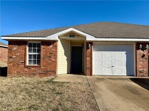 Building Photo - 300-300 Graystone Cir