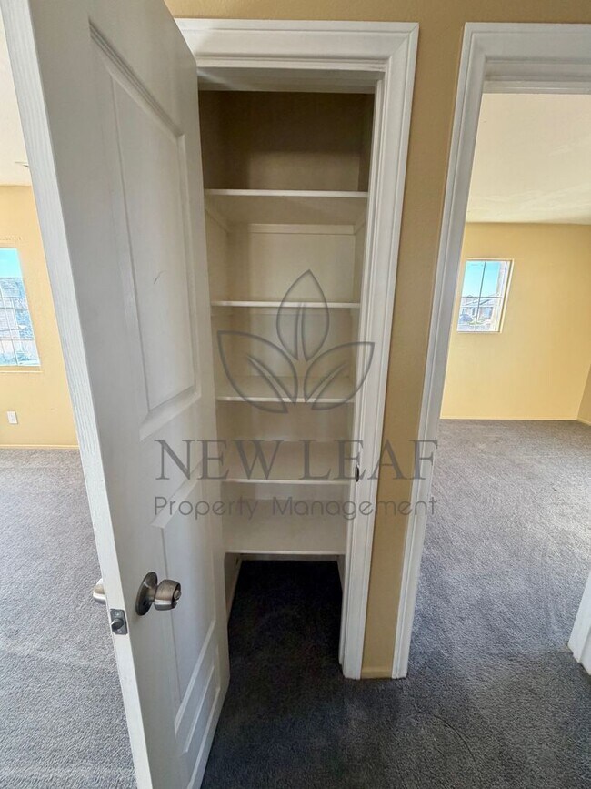 Building Photo - 4 bedroom 3bath 3 car garage in Victorville