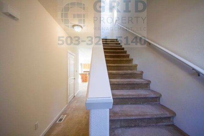 Building Photo - Beautiful 3BR Townhome