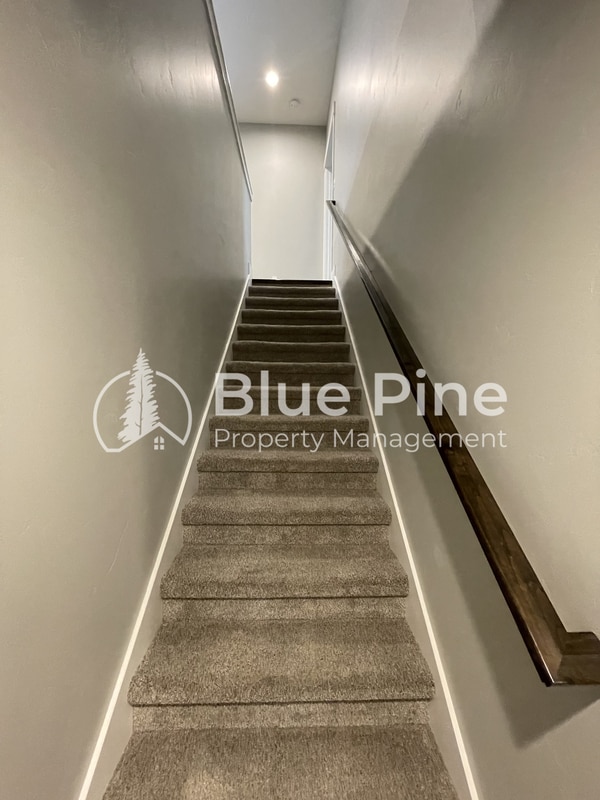 Building Photo - 5844 Wildrose Ave