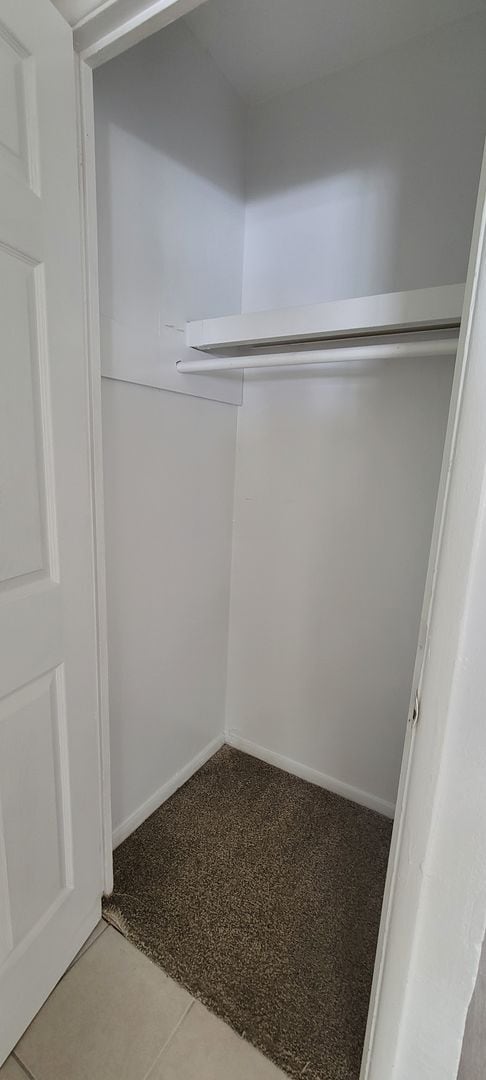 Building Photo - Amazing 3 bedroom/1 bath home with huge kitchen & Central Air/heat