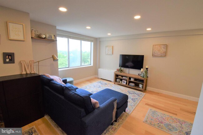 Building Photo - 6641 Wakefield Dr