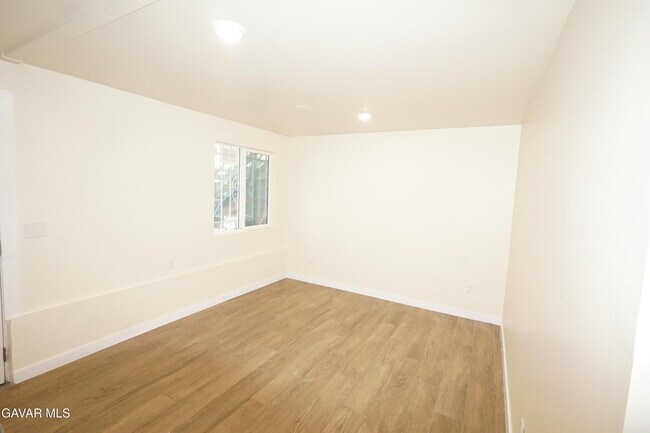 Building Photo - 448 W 41st Pl