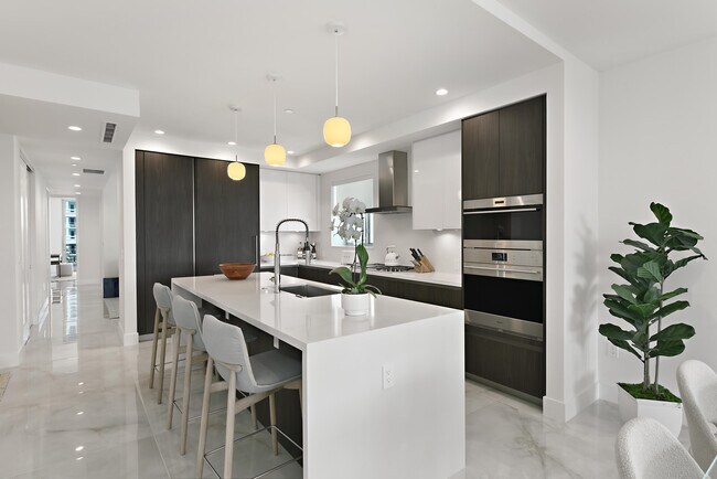 Building Photo - 485 E Royal Palm Rd