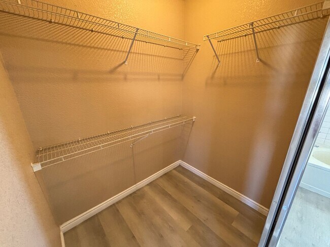Building Photo - Beautiful 3Bed/2Bath/2Car residence located in Sunrise Manor / Winterwood area