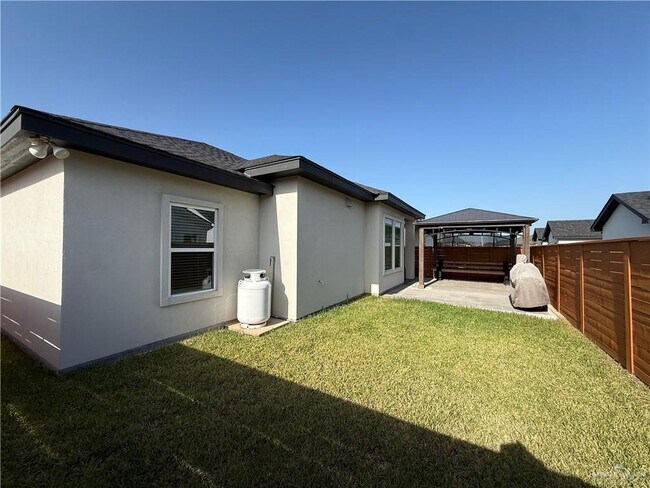 Building Photo - 19 E Comal Rd