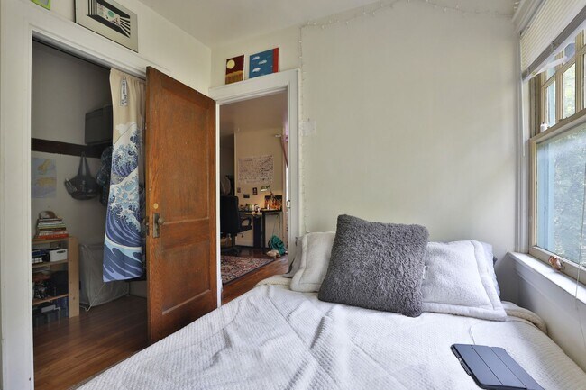 Building Photo - Highly Sought After OSU 6 Bedroom House Iuka Ravine with 2 new bathrooms and free off-street parking