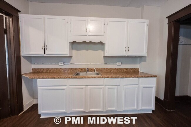 Building Photo - "Charming 3-Bed Duplex Retreat in Indianapolis – Spacious 1,318 Sq Ft with Modern Amenities!"