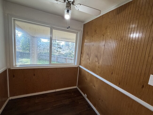 Building Photo - 1221 SW I St