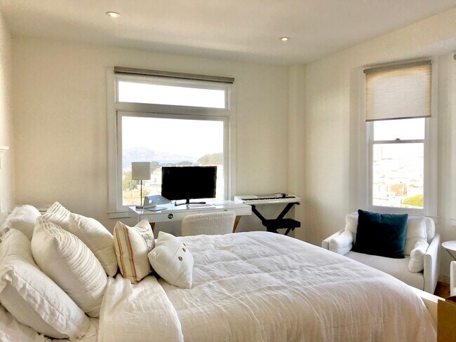 Building Photo - 1990 Green St