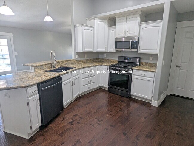 Building Photo - 6 Bed 3 Bath Home with Everything!