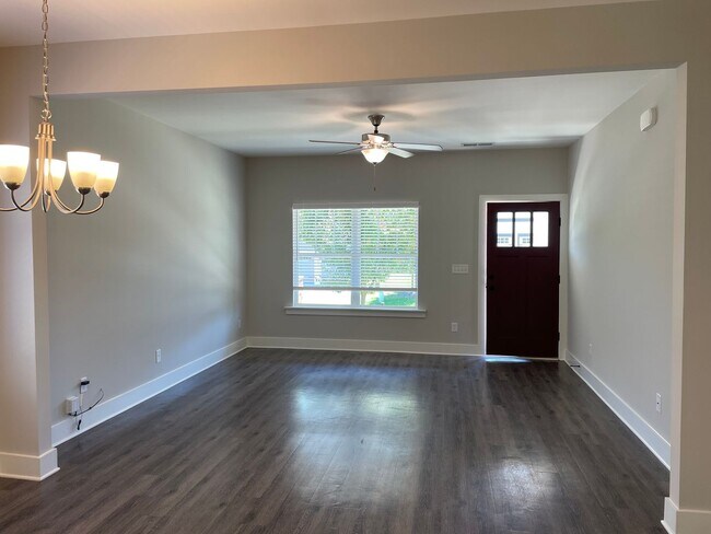 Building Photo - 3 Bedroom Home with Garage and Flat Fenced Backyard!