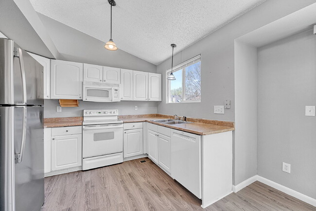 Building Photo - $2,595 - 3 Bed, 1 Bath Newly Renovated Hom...